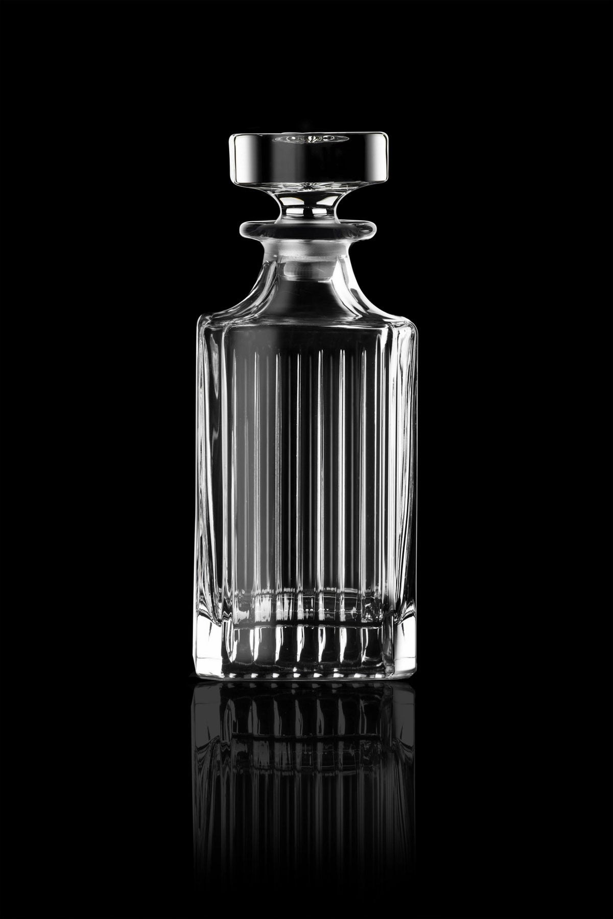 Produktfoto des 7er Set Timeless Whisky von RCR: transparente Karaffe mit sechs passenden Trinkgläsern aus Kristallglas, klare Formgebung.