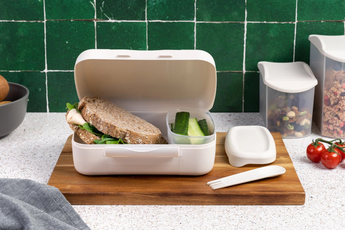 Amuse Basic Brunch Salat Box & Göffel 210x156x71mm Beige in Beige präsentiert im Onlineshop von KAQTU Design AG. Snackbox ist von Amuse