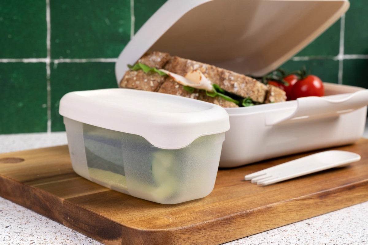 Amuse Basic Brunch Salat Box & Göffel 210x156x71mm Beige in Beige präsentiert im Onlineshop von KAQTU Design AG. Snackbox ist von Amuse