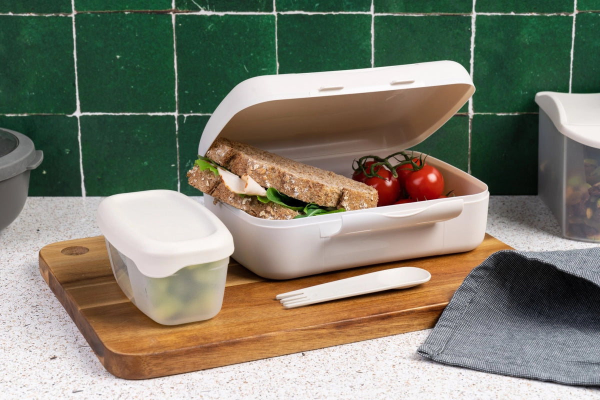 Amuse Basic Brunch Salat Box & Göffel 210x156x71mm Beige in Beige präsentiert im Onlineshop von KAQTU Design AG. Snackbox ist von Amuse