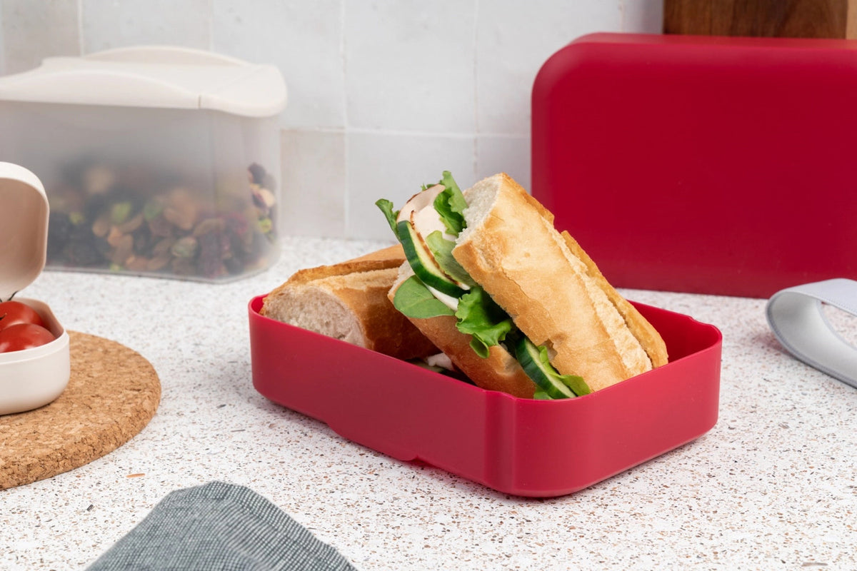 AMUSE BASIC Lunchbox mittel 185x125x50 RUBY in Rot präsentiert im Onlineshop von KAQTU Design AG. Snackbox ist von Amuse