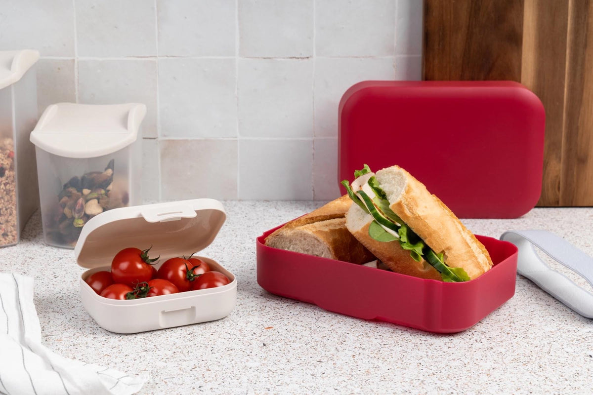 AMUSE BASIC Lunchbox mittel 185x125x50 RUBY in Rot präsentiert im Onlineshop von KAQTU Design AG. Snackbox ist von Amuse