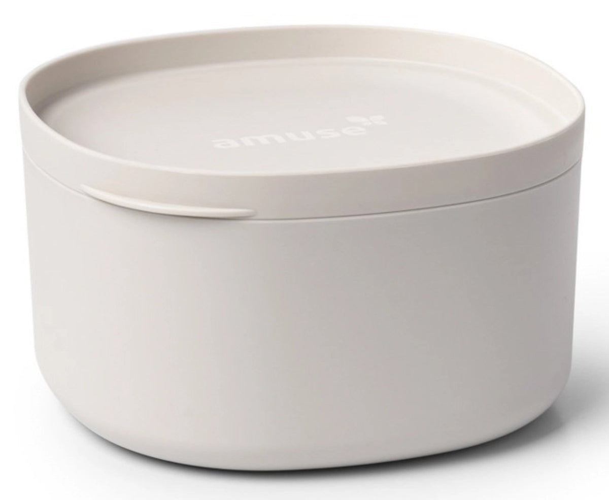 Beige Snackbox von Amuse, Modell Life Companion Large, quadratische Form mit Deckel, Masse 15.5x15.5x19cm, auf hellem Hintergrund.