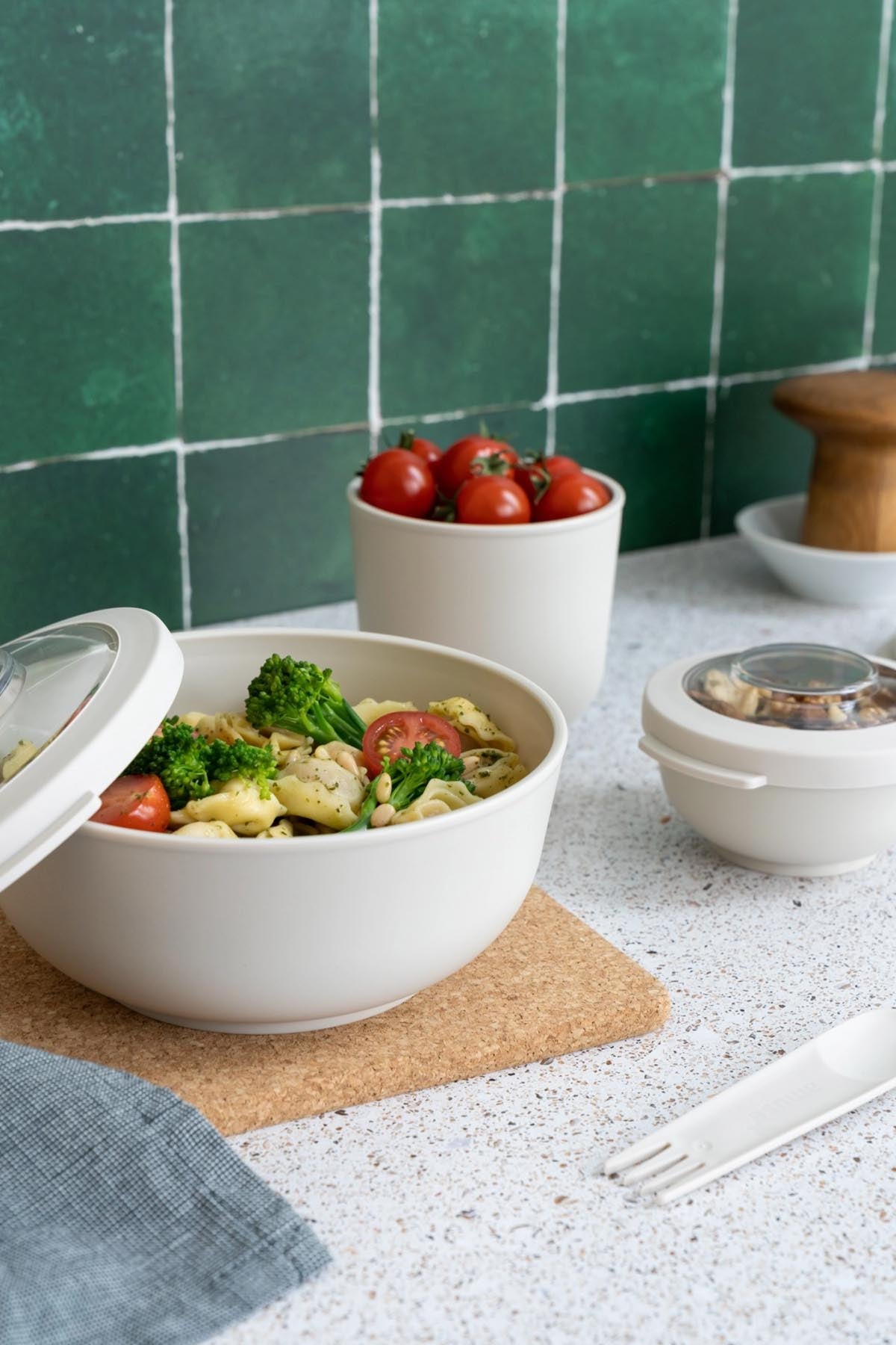 Elegante beige Lunch Schüssel von Amuse Life, 500ml, Ø104x86mm, perfekt für unterwegs, ideal für gesunde Snacks und kleine Mahlzeiten.