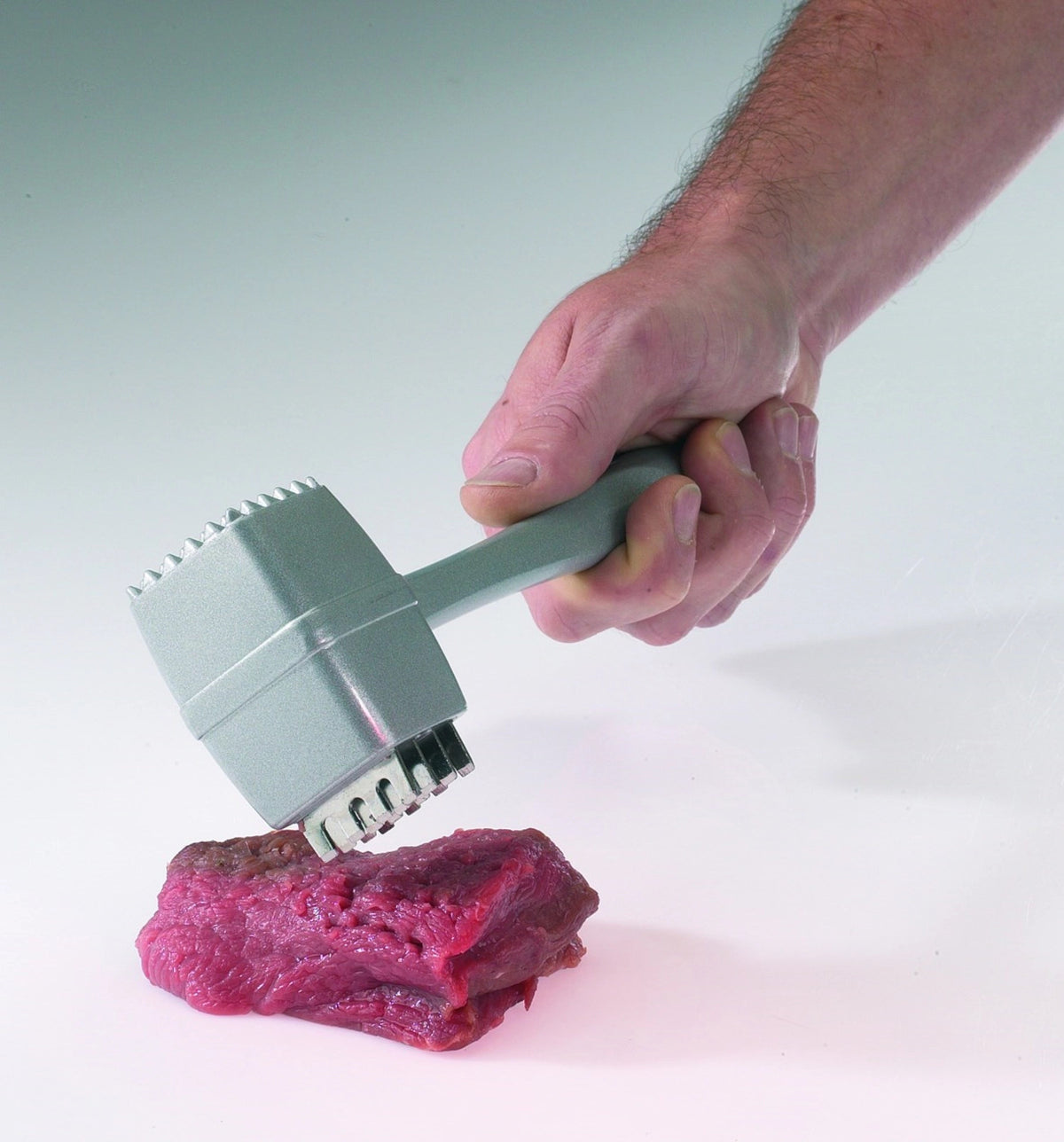 Steakhammer Steakmaster, mit Messern gespickt, 24x7.5x4.5 in Silber präsentiert im Onlineshop von KAQTU Design AG. Küchenhelfer ist von Westmark