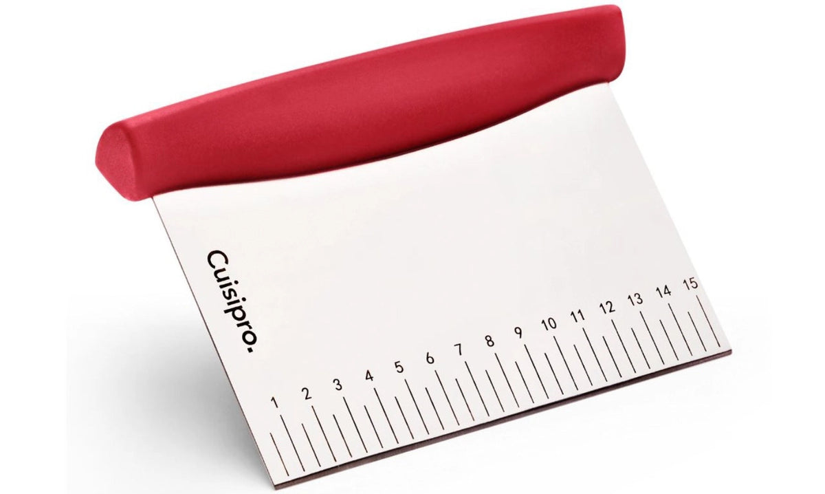 CUISIPRO Dough Cutter Red in Rot präsentiert im Onlineshop von KAQTU Design AG. Küchenhelfer ist von Cuisipro