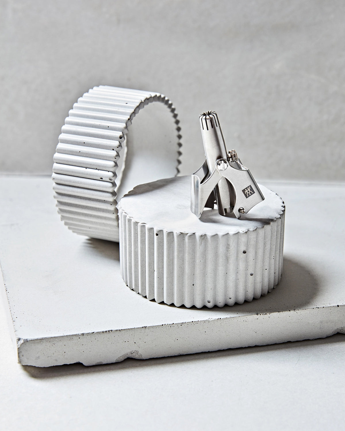 Nasen- und Ohrhaartrimmer, matt in Silber präsentiert im Onlineshop von KAQTU Design AG. Pflege ist von Zwilling Beauty