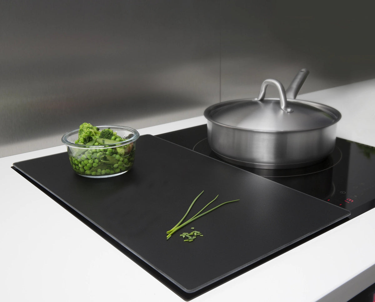 Pebbly Glaskeramik Abdeckung, schwarz, 50x28cm in Schwarz präsentiert im Onlineshop von KAQTU Design AG. Küchenhelfer ist von Pebbly