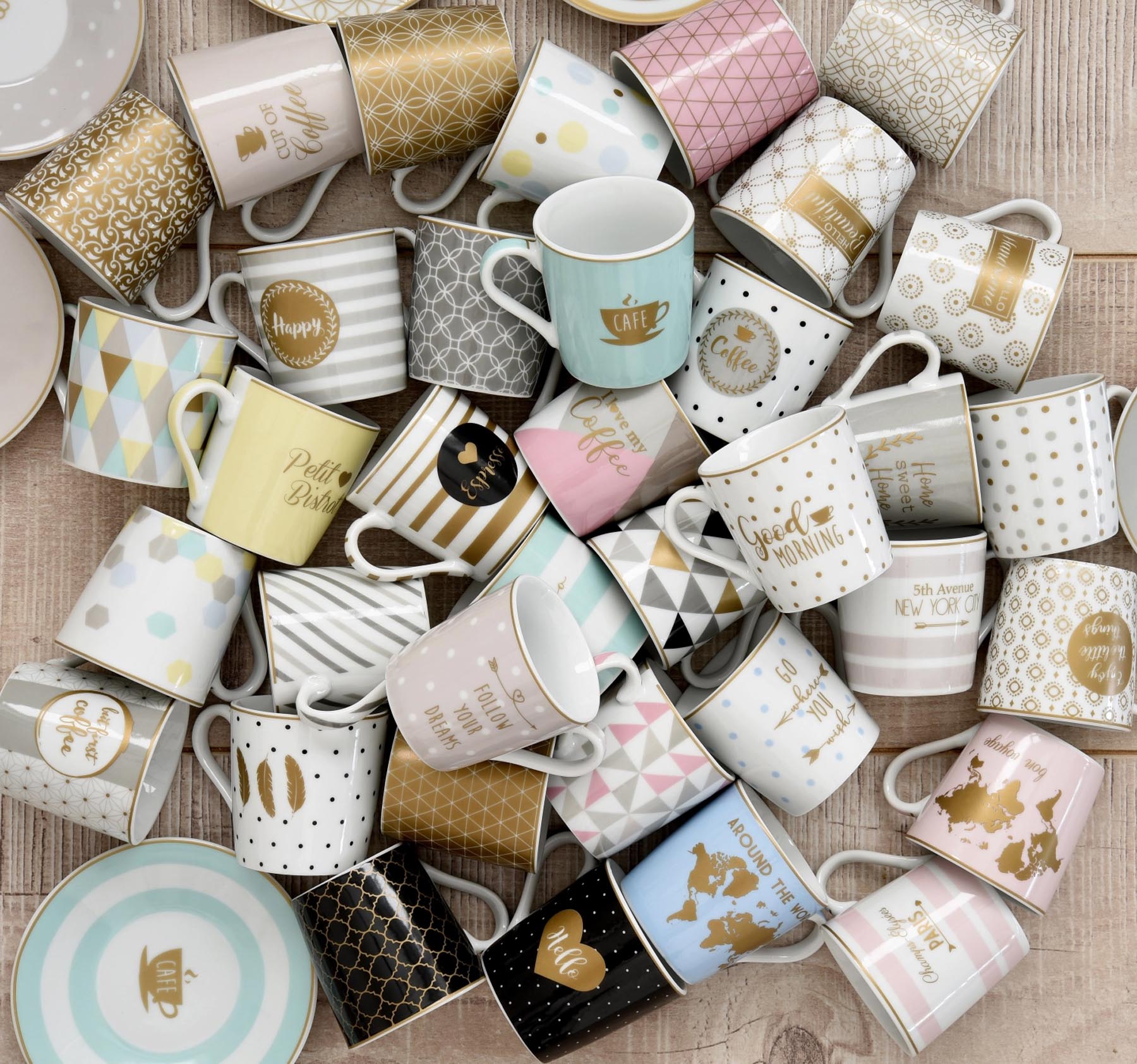 Buntes 4er Set Coffee Mania Kaffebecher von Easy Life, ideal für Kaffeeliebhaber, mit einem Fassungsvermögen von 300ml, perfekt für den Alltag.