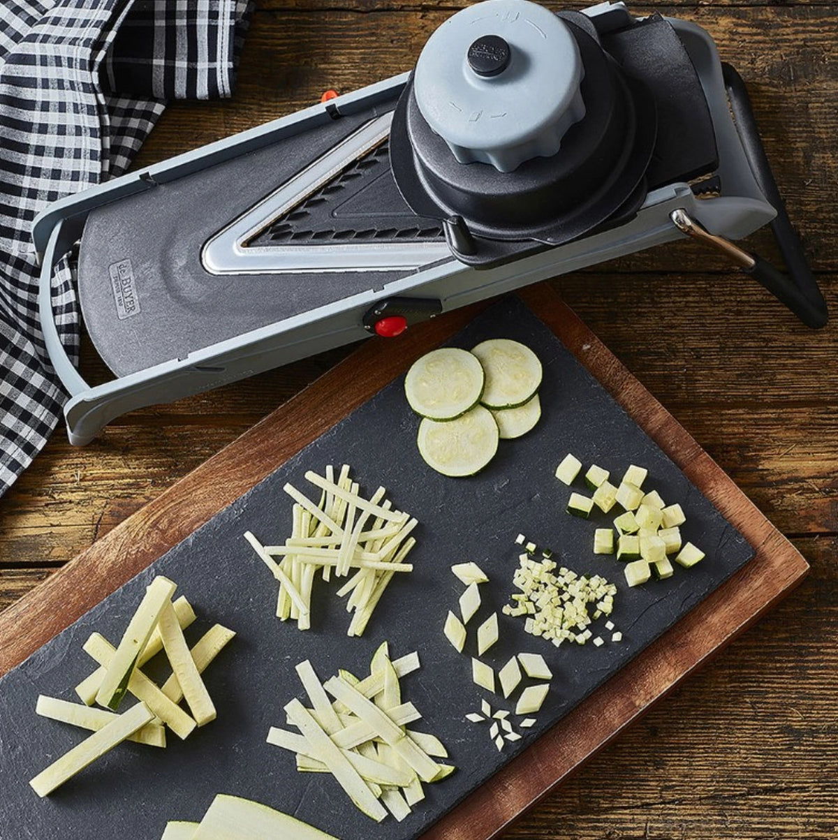 Mandoline Viper inkl. 2 Einsätze f. Julienne 4 u. 10mm in Silber präsentiert im Onlineshop von KAQTU Design AG. Küchenhelfer ist von de Buyer