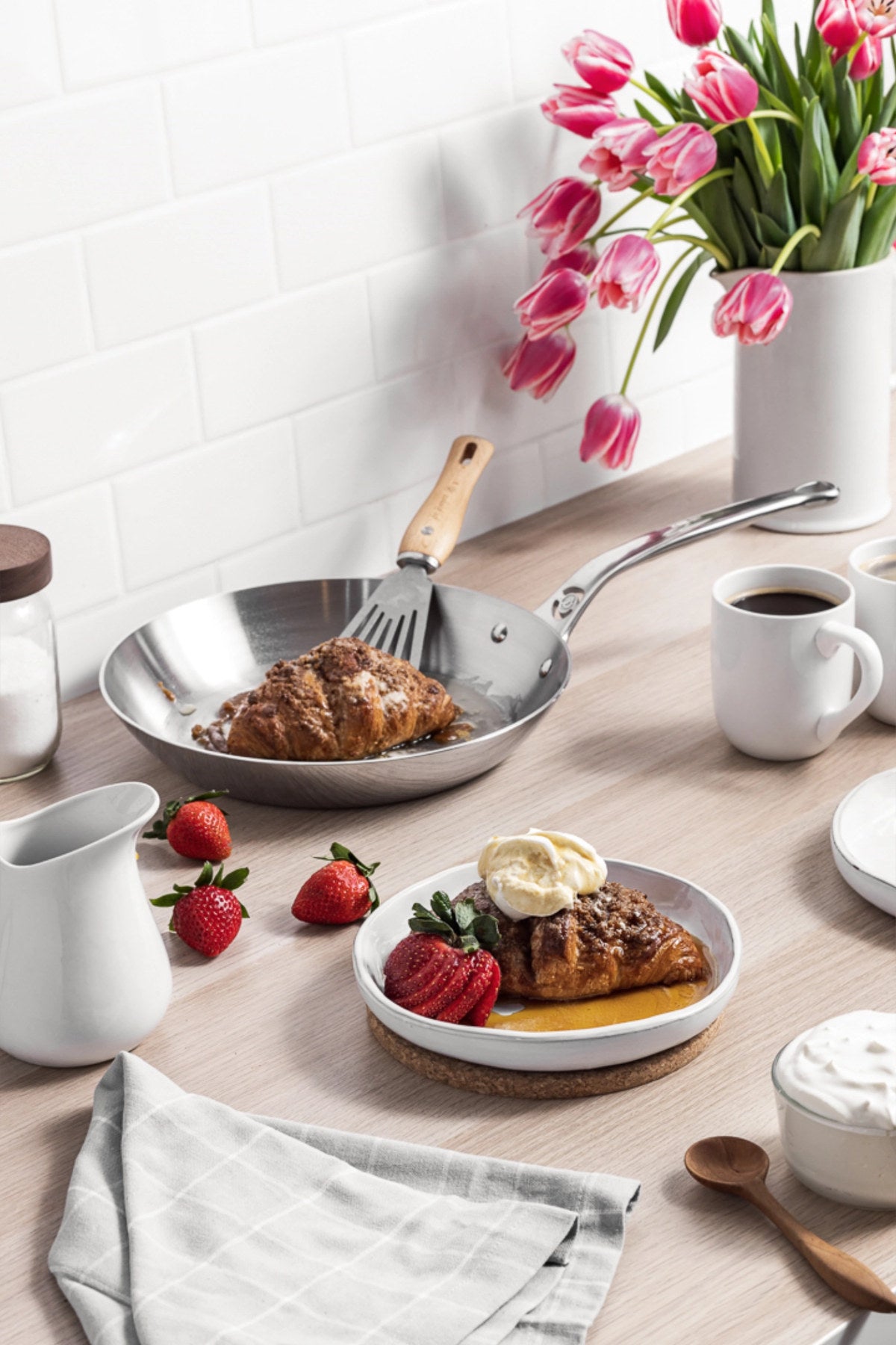 AFFINITY Bratpfanne unbeschichtet Ø 24cm, Induktion in Silber präsentiert im Onlineshop von KAQTU Design AG. Bratpfanne ist von de Buyer