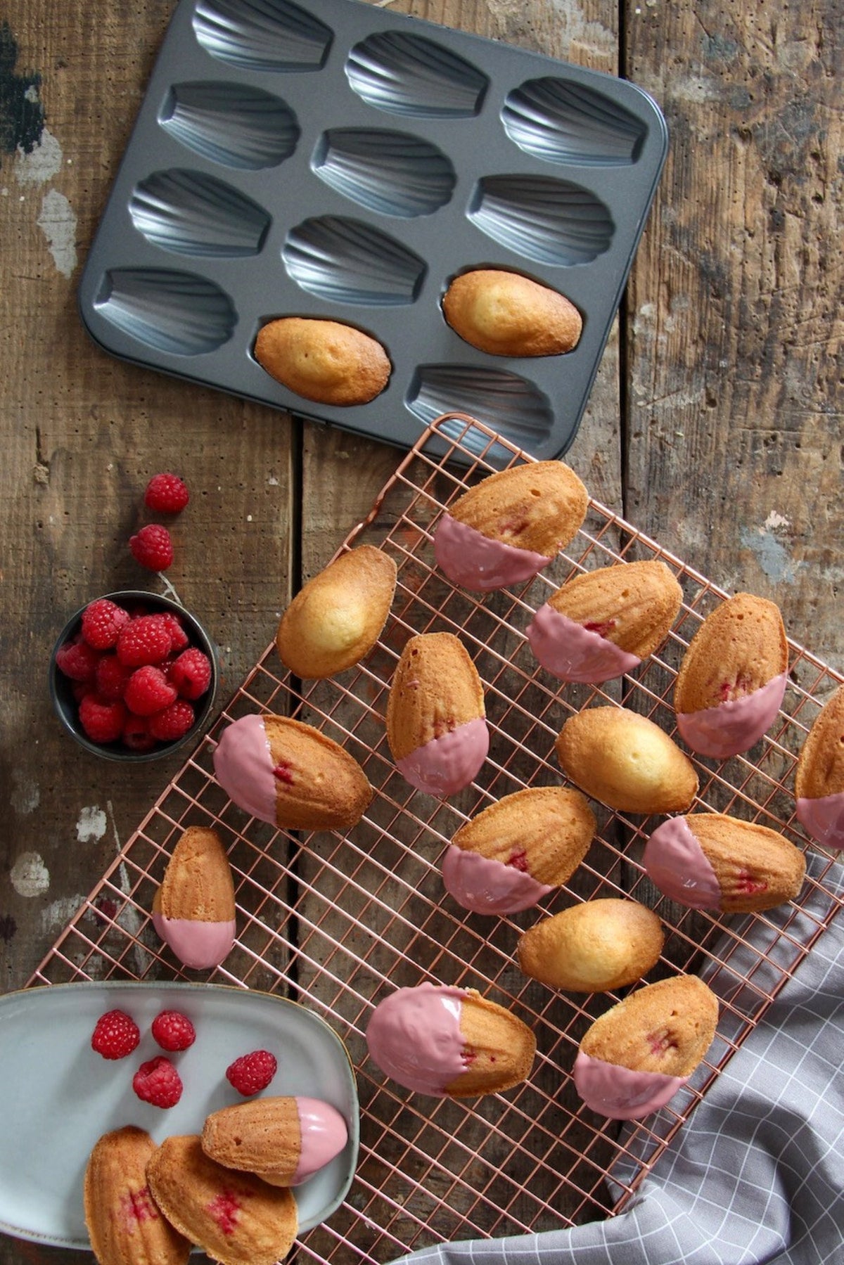 Backblech für 12 Madeleines 26x20cm in Silber präsentiert im Onlineshop von KAQTU Design AG. Backform / Backblech ist von de Buyer