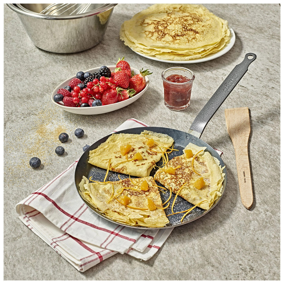 FORCE BLUE Crêpes Pfanne Ø 20cm Blaustahl in Schwarz präsentiert im Onlineshop von KAQTU Design AG. Bratpfanne ist von de Buyer