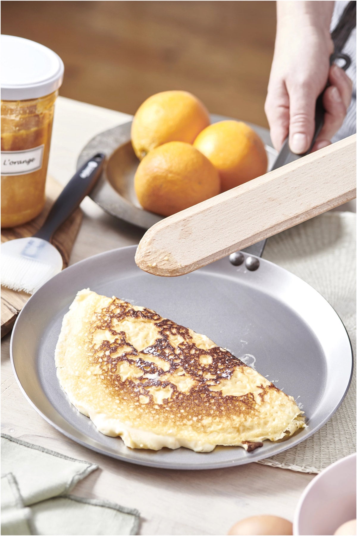3er Set Crêpesparty: Crêpe Mineral B26+Pinsel+Spachtel Ø26cm in Silber präsentiert im Onlineshop von KAQTU Design AG. Bratpfanne ist von de Buyer
