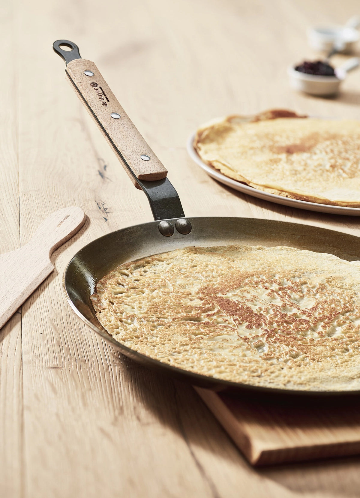 Crepe-Pfanne Mineral B Bois Ø 26Cm in Silber präsentiert im Onlineshop von KAQTU Design AG. Bratpfanne ist von de Buyer