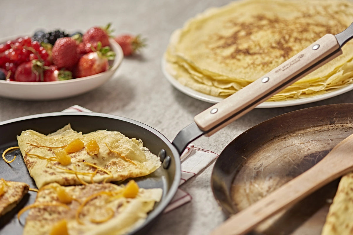 Choc B Bois Crêpepfanne Induction 26cm in Schwarz präsentiert im Onlineshop von KAQTU Design AG. Bratpfanne ist von de Buyer