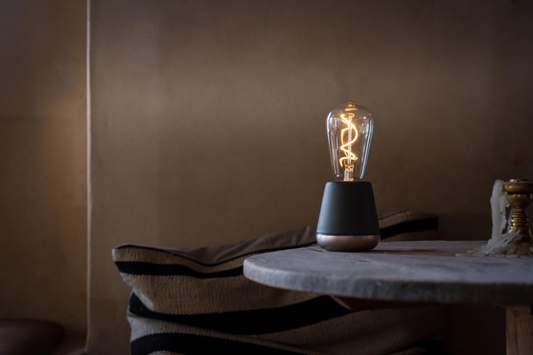 Elegante dunkelgraue Tischleuchte Humble Light one, 19.5x8.5 cm, ideal für stimmungsvolle Beleuchtung in jedem Raum.