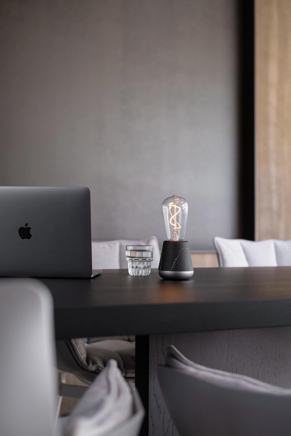 Humble Light one Marmor-Optik schwarz, 19.5x8.5 cm in Schwarz präsentiert im Onlineshop von KAQTU Design AG. Tischleuchte ist von Humble Light