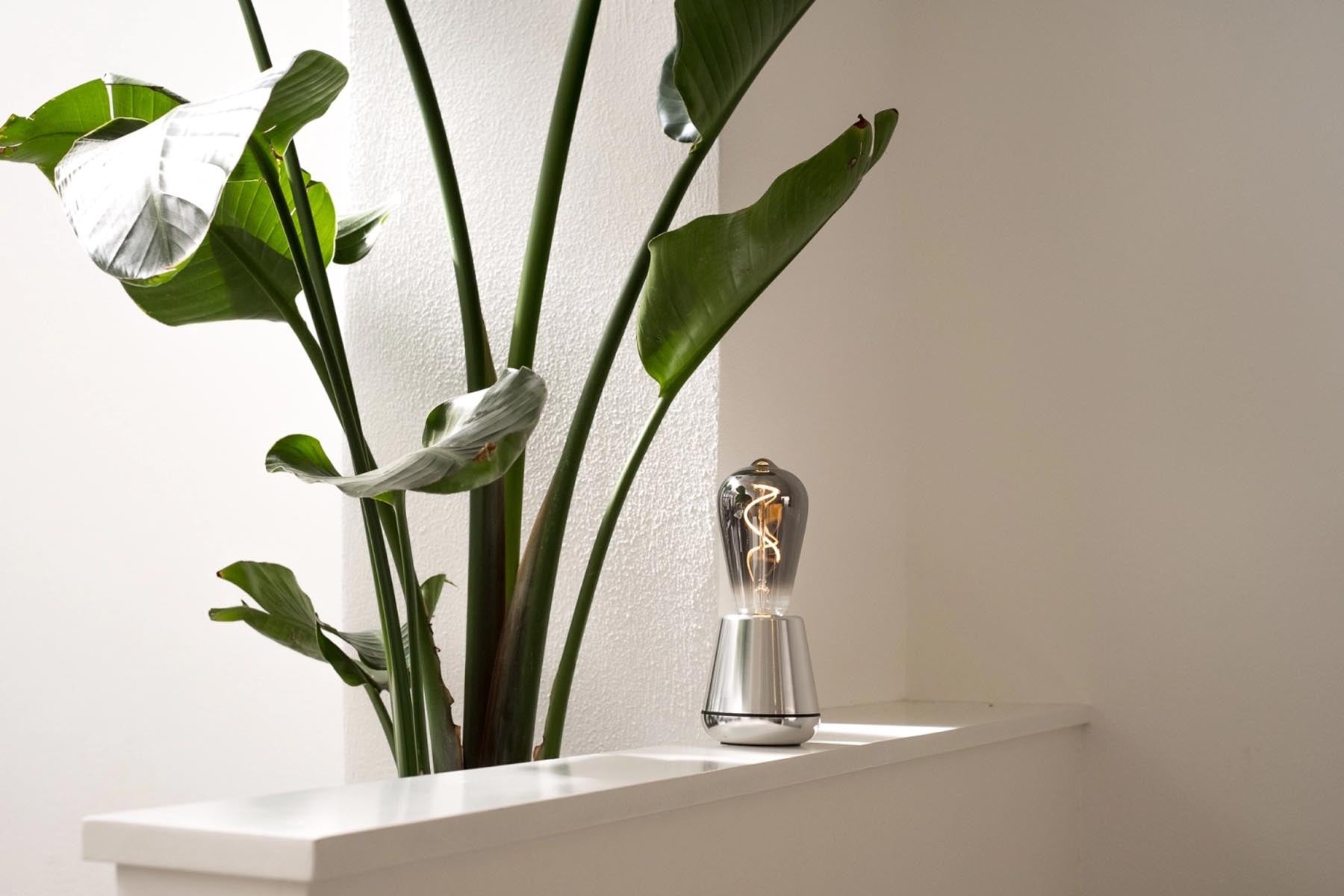 Moderne Tischlampe in Silber von Humble Light, 19.5x8.5cm, perfektes Accessoire für stilvolle Akzente und gemütliche Atmosphäre.
