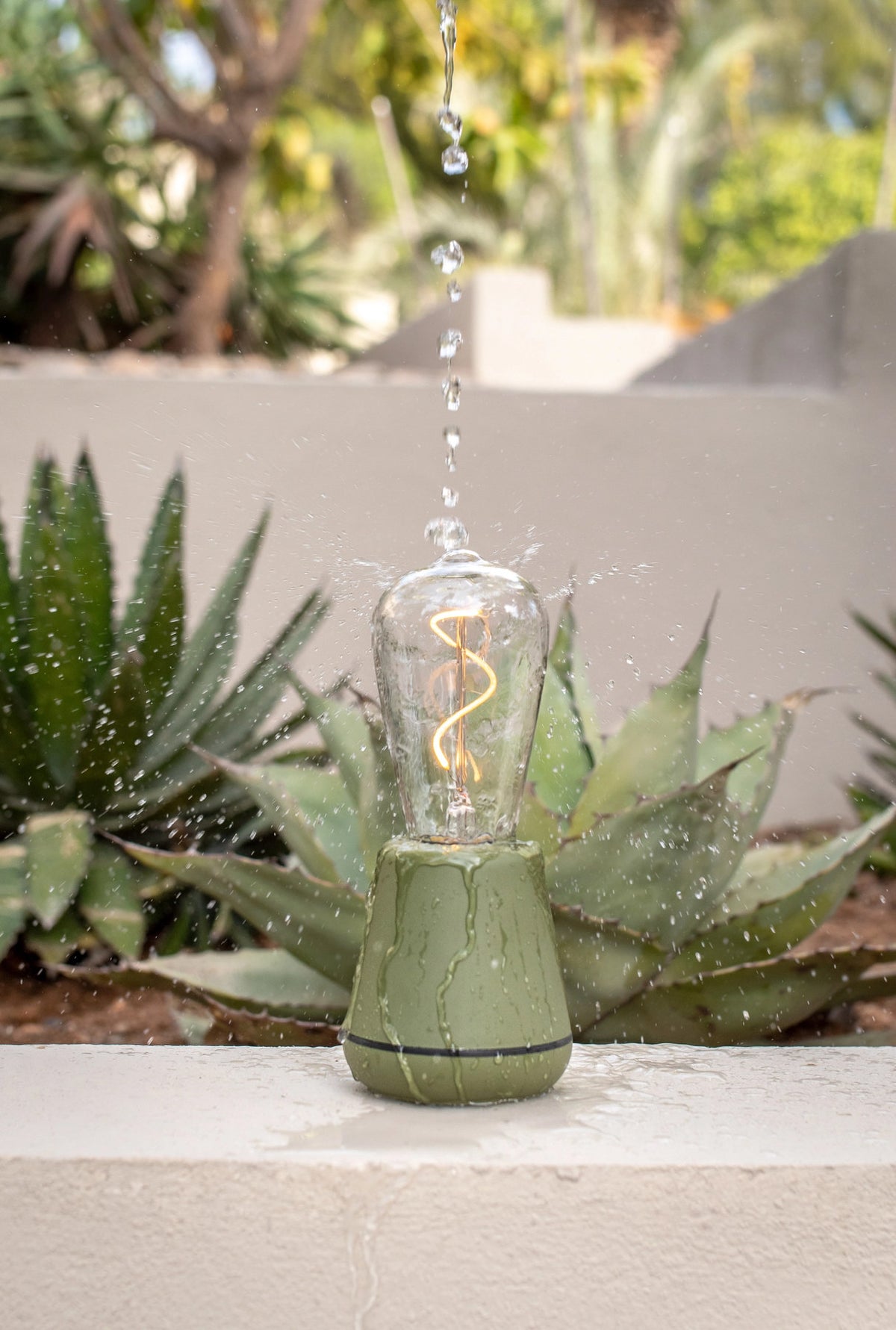 Humble one Outdoor table light moss IP65 in Grün präsentiert im Onlineshop von KAQTU Design AG. Tischleuchte ist von Humble Light