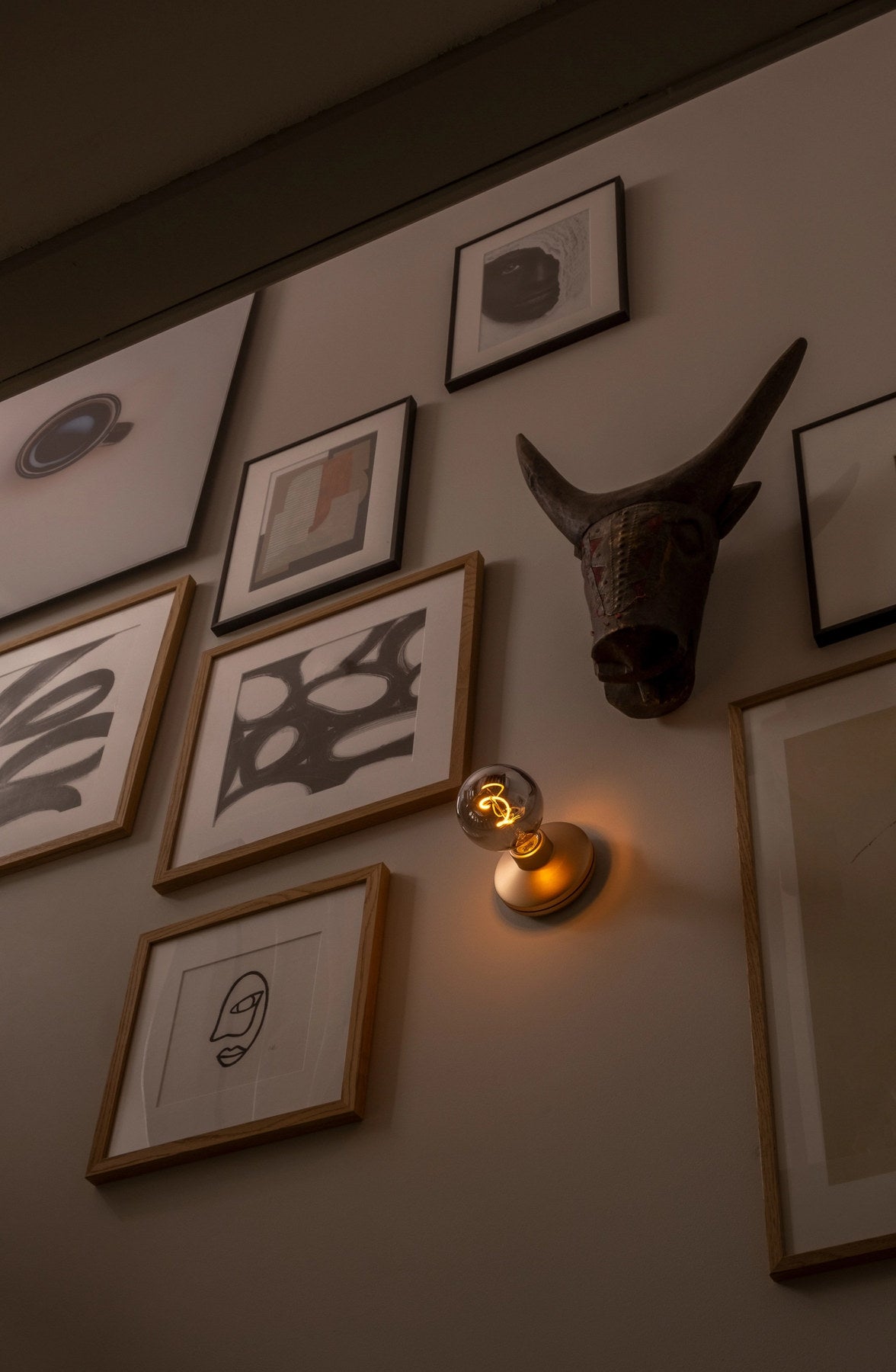 Humble Bee wall light rose gold smoked in Gold präsentiert im Onlineshop von KAQTU Design AG. Tischleuchte ist von Humble Light