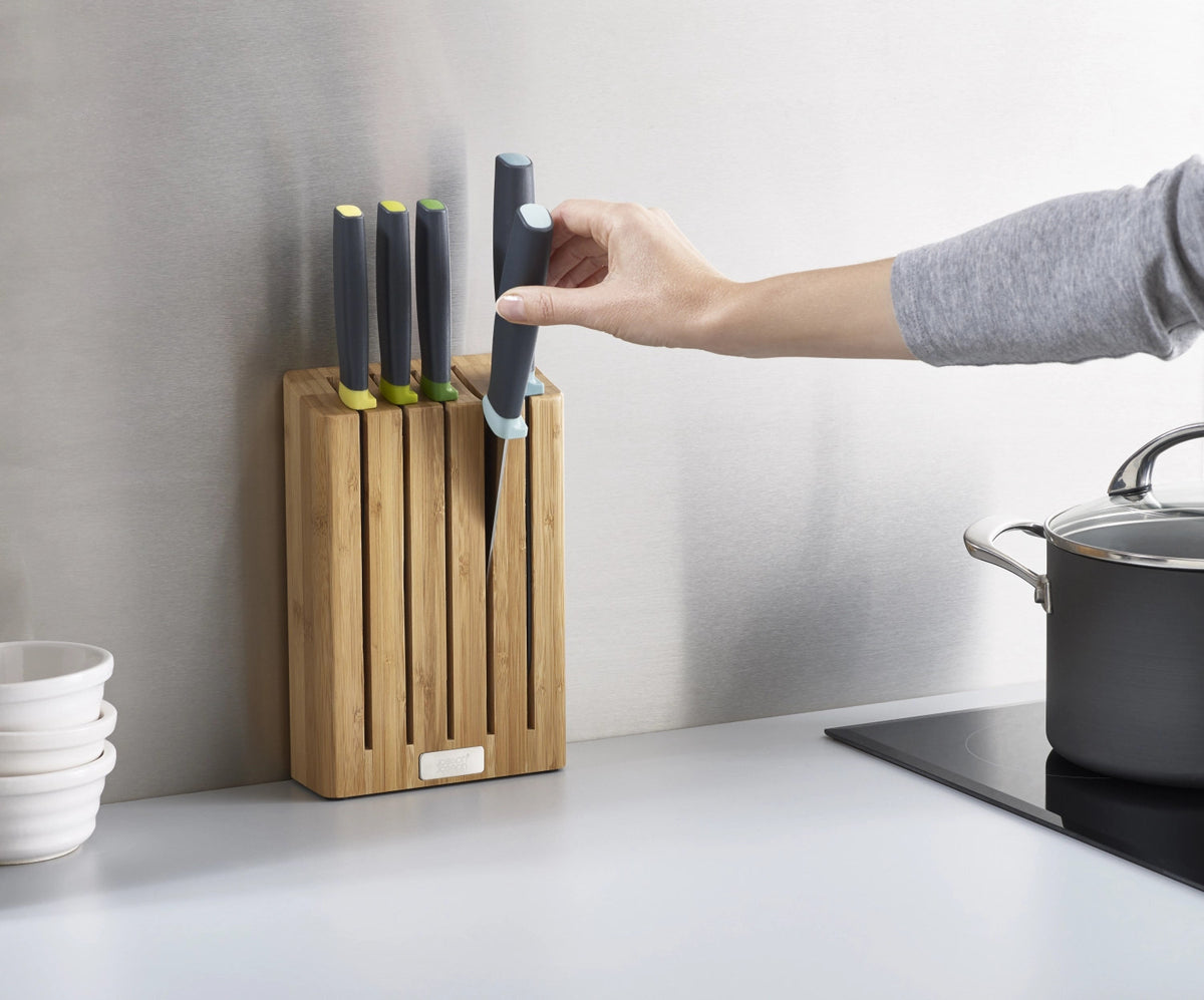 Elevate Messerblock, 5-tlg, Bambus, 35.5x14.9x6.1cm in Braun präsentiert im Onlineshop von KAQTU Design AG. Messerblock ist von Joseph Joseph