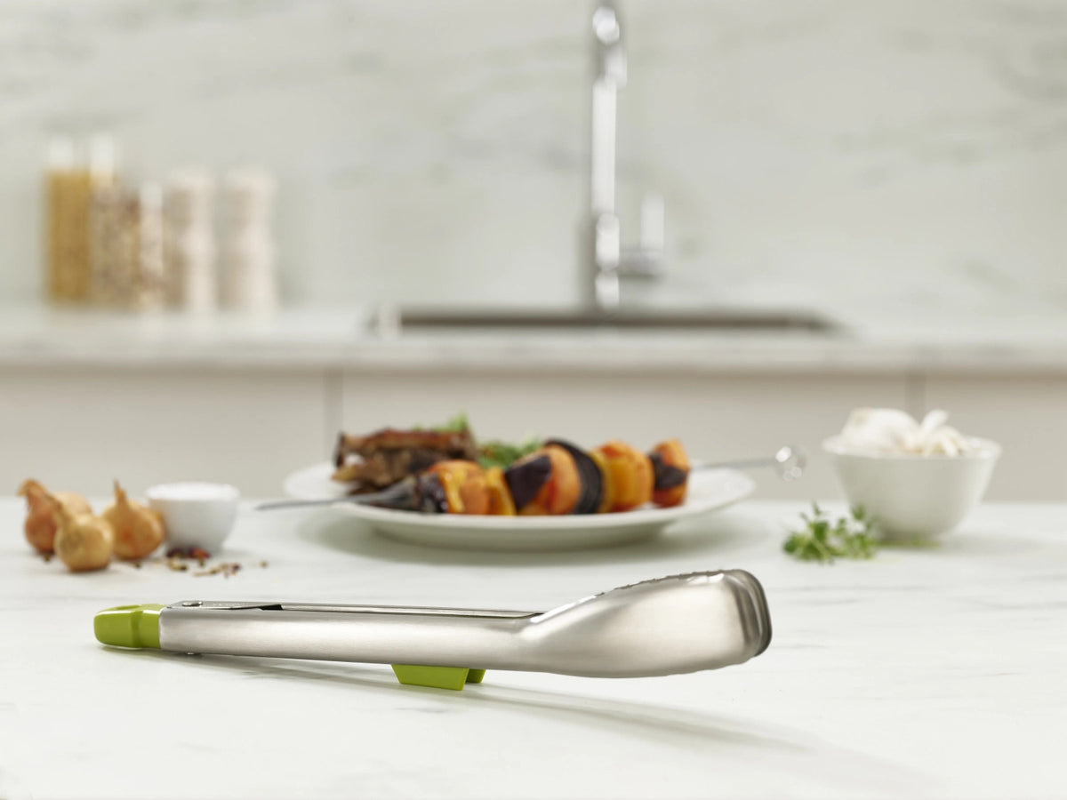 Elevate Steel Slimline Edelstahlza. mit int. Auflagen - Grün in Grün präsentiert im Onlineshop von KAQTU Design AG. Zange ist von Joseph Joseph