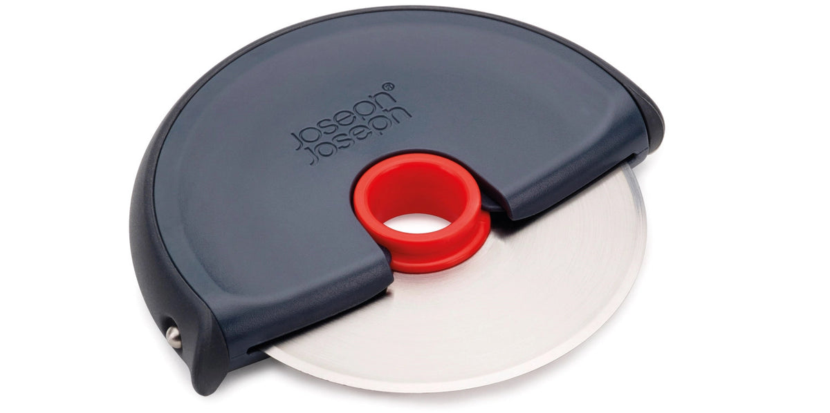 Disc Pizzarad m. Silikonschutz, grau Rot, 12x10.7x1.8 cm in Rot präsentiert im Onlineshop von KAQTU Design AG. Pizza ist von Joseph Joseph