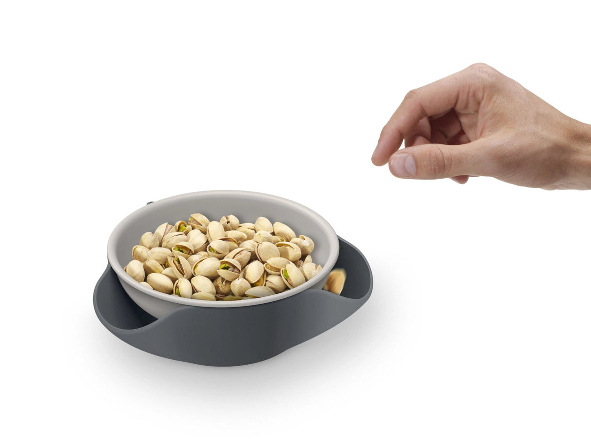Double-Dish Servierschüssel in Grau präsentiert im Onlineshop von KAQTU Design AG. Küchenhelfer ist von Joseph Joseph