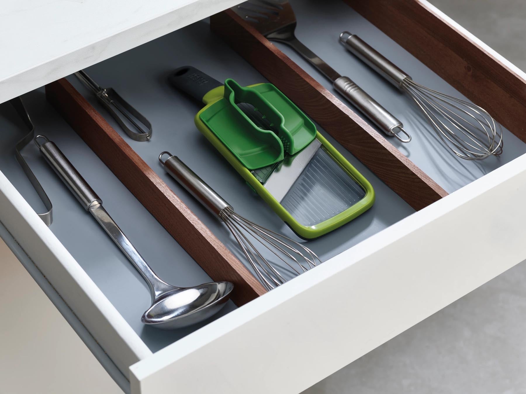 Vielseitiges 2-teiliges Set von Joseph Joseph: Mandoline und Reibe für präzises Schneiden und Raffeln, ideal für kreative Küchenanwendungen.