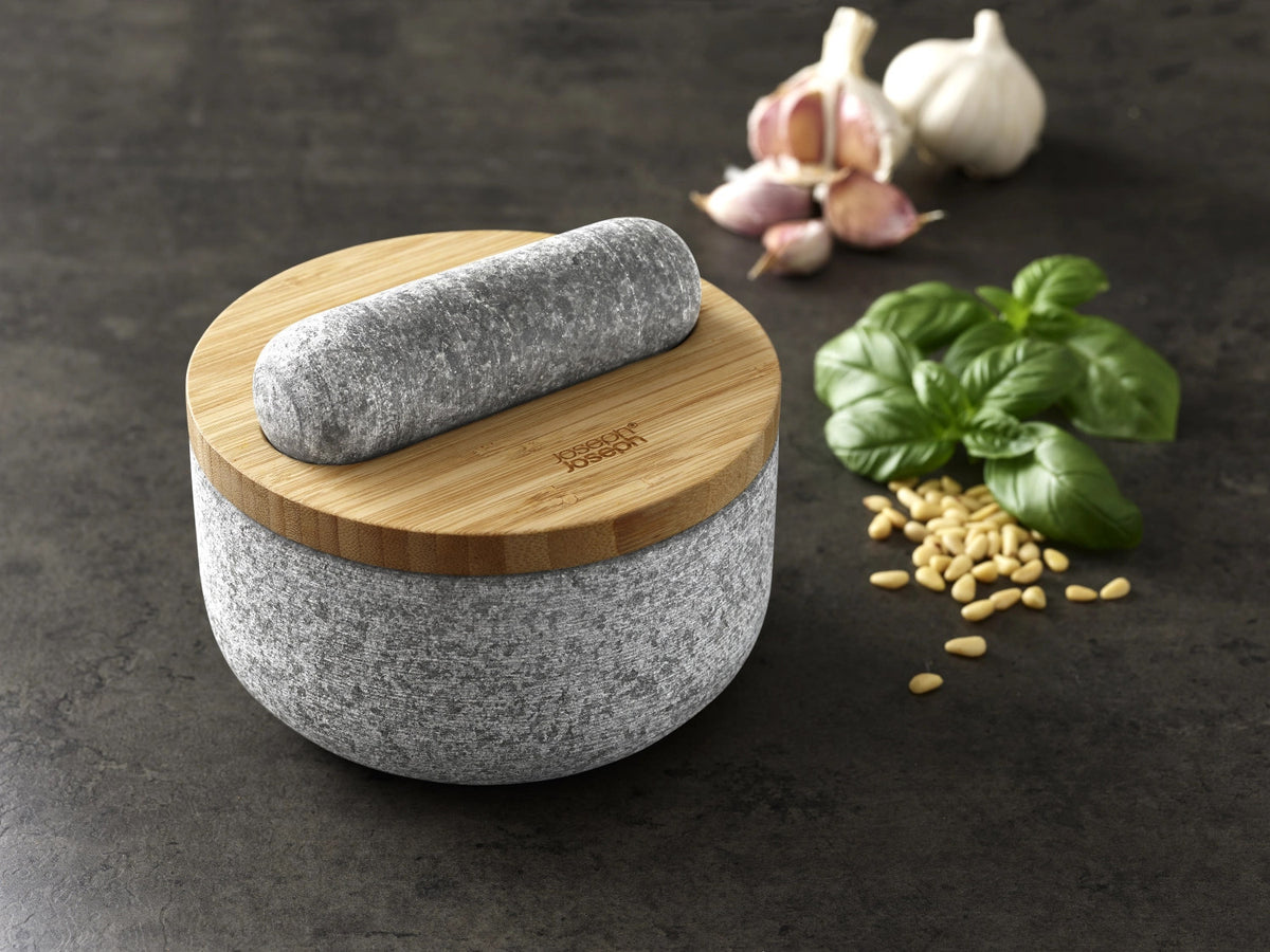 Dash Mörser Stössel aus Granit mit Bambusdeckel in Grau präsentiert im Onlineshop von KAQTU Design AG. Küchenhelfer ist von Joseph Joseph