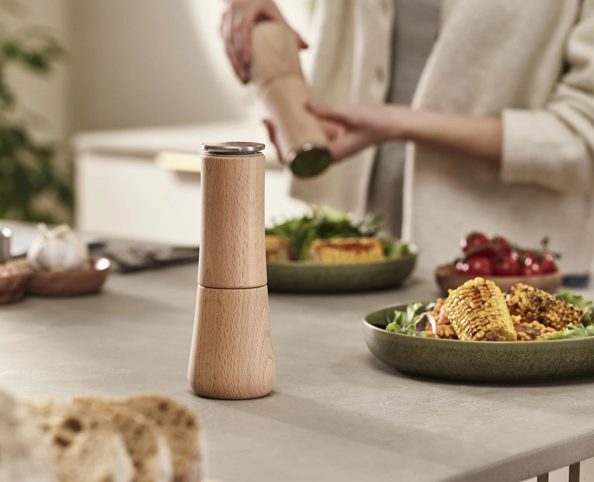 Milltop Wood Krümelfreie Salzmühle H19cm in Braun präsentiert im Onlineshop von KAQTU Design AG. Küchenhelfer ist von Joseph Joseph
