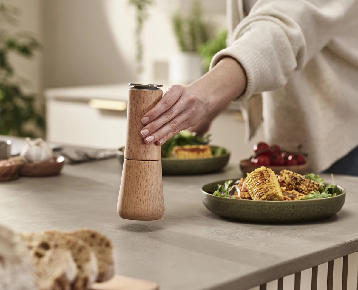 Milltop Wood Krümelfreie Salzmühle H19cm in Braun präsentiert im Onlineshop von KAQTU Design AG. Küchenhelfer ist von Joseph Joseph