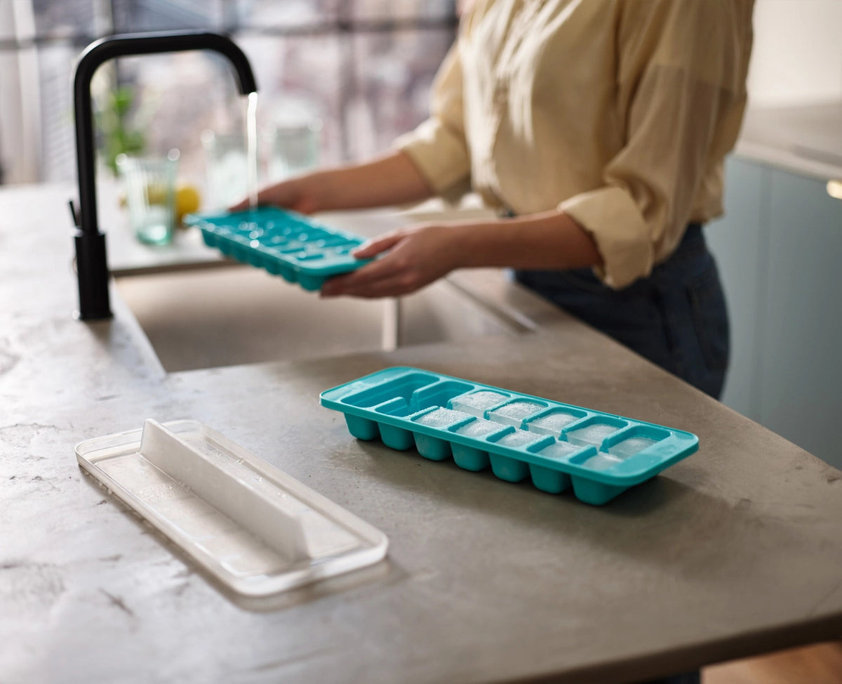 2er Set Flow Easy-fill Eiswürfelbehälter in Blau präsentiert im Onlineshop von KAQTU Design AG.  ist von Joseph Joseph