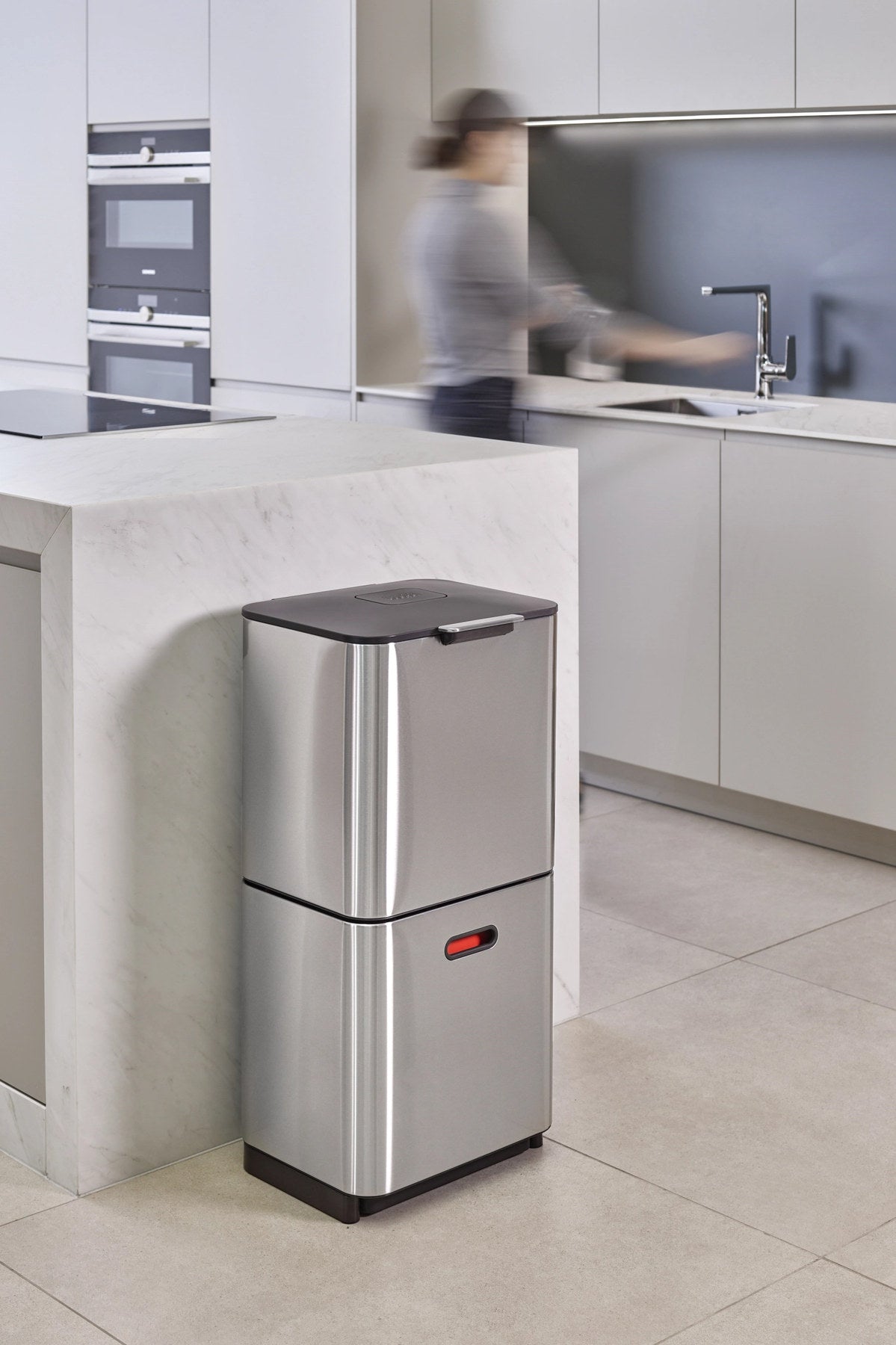 Totem Max 60L, edelstahl in Silber präsentiert im Onlineshop von KAQTU Design AG. Mülleimer ist von Joseph Joseph