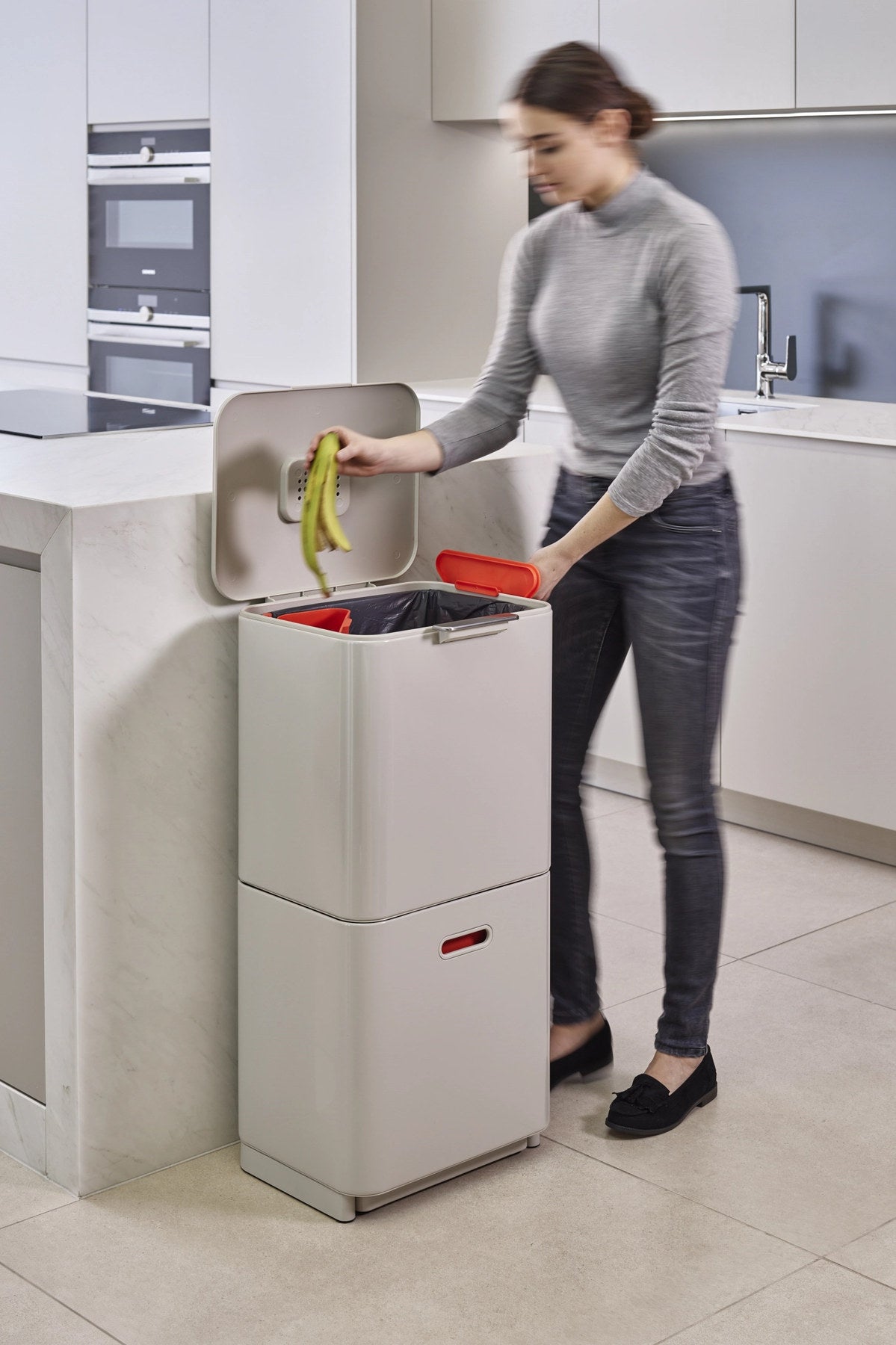 Totem Max 60L, stone in Silber präsentiert im Onlineshop von KAQTU Design AG. Mülleimer ist von Joseph Joseph