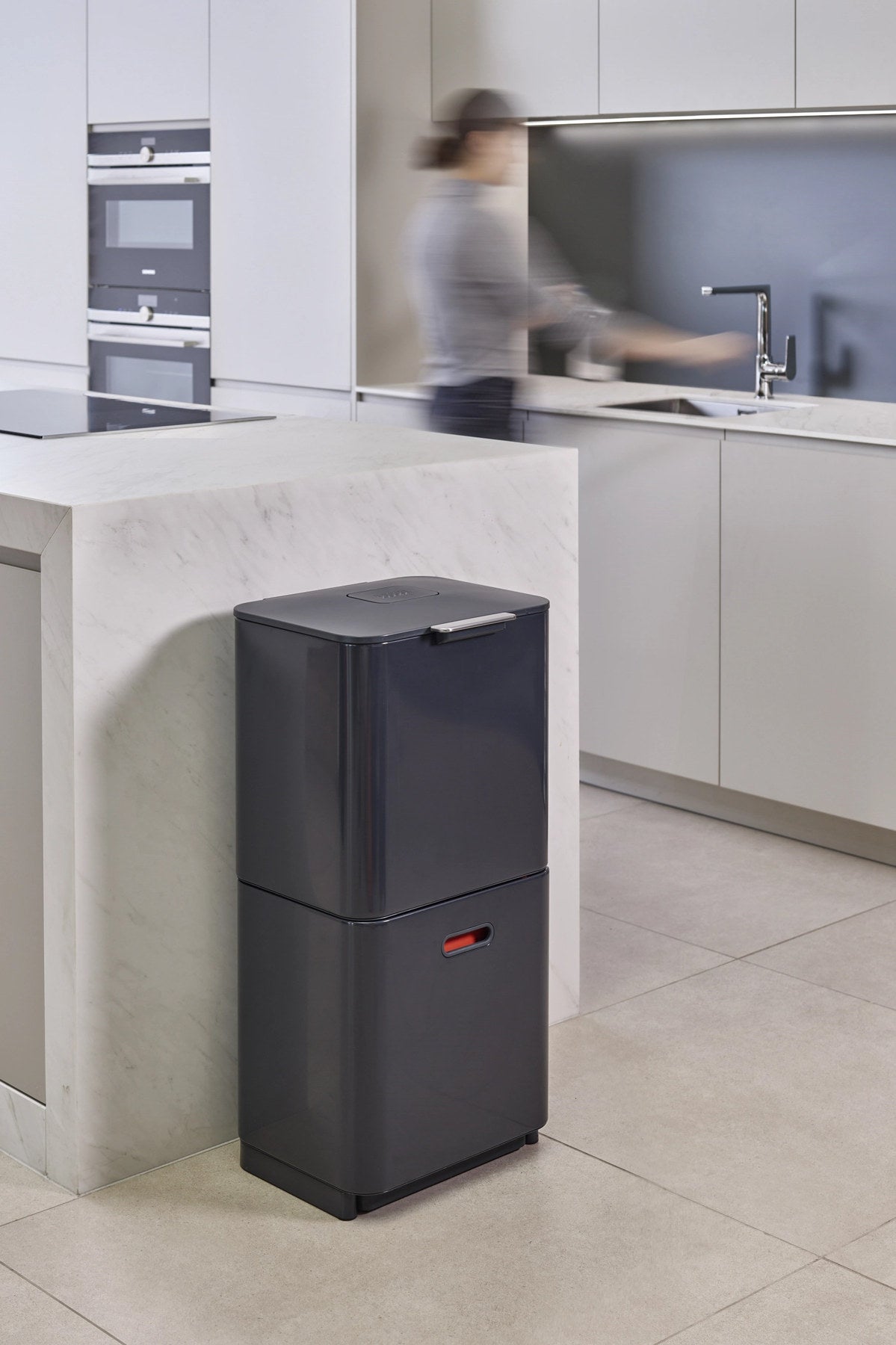 Totem Max 60L mit Separationen, graphite in Silber präsentiert im Onlineshop von KAQTU Design AG. Mülleimer ist von Joseph Joseph