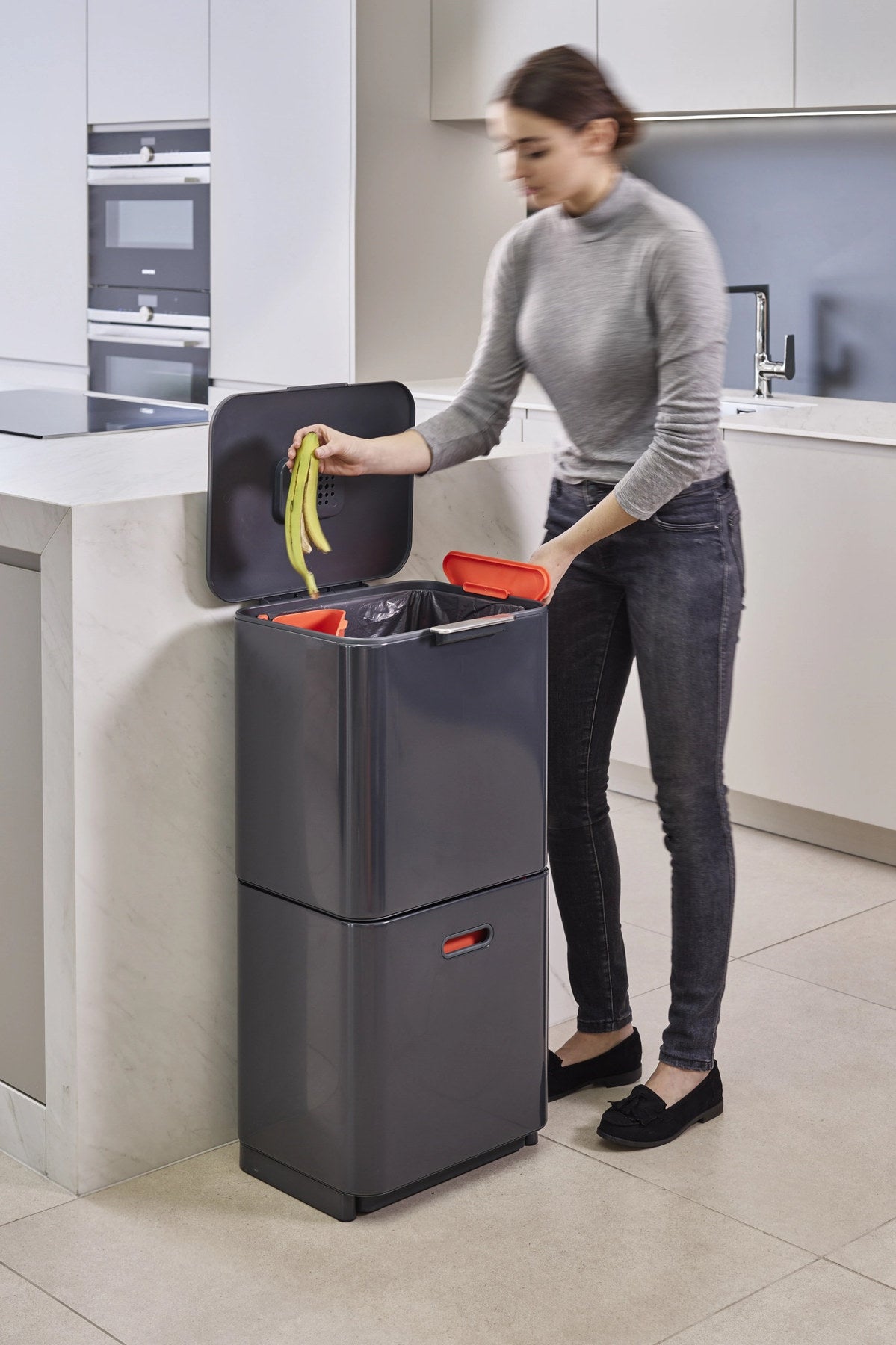 Totem Max 60L mit Separationen, graphite in Silber präsentiert im Onlineshop von KAQTU Design AG. Mülleimer ist von Joseph Joseph