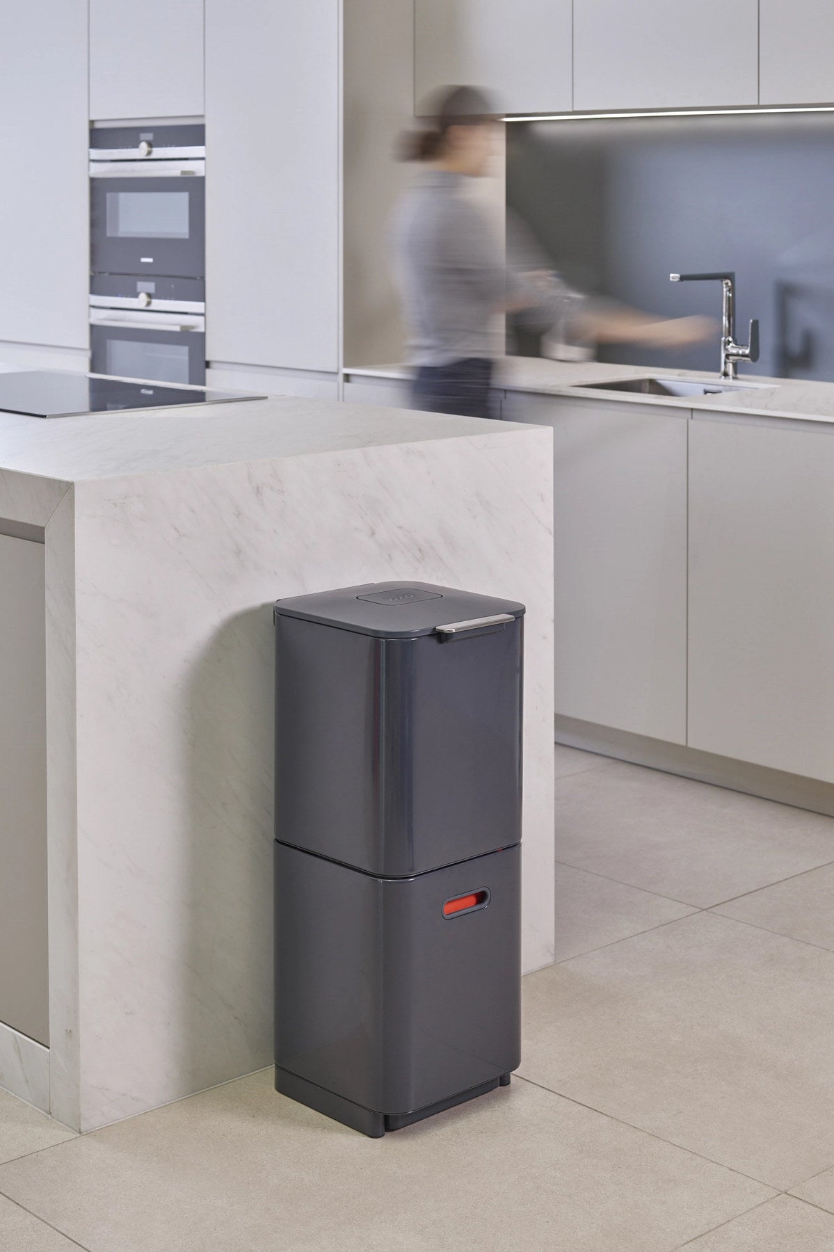 Totem Compact 40L mit Seperationen, graphit in Silber präsentiert im Onlineshop von KAQTU Design AG. Mülleimer ist von Joseph Joseph