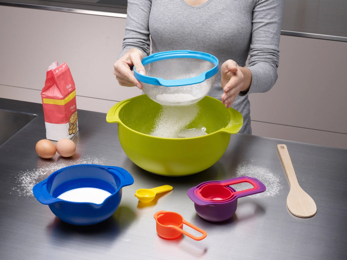 Nest 9 Plus Schüssel- Messlöffelset 9-tlg. in Mehrfarbig präsentiert im Onlineshop von KAQTU Design AG. Küchenhelfer ist von Joseph Joseph