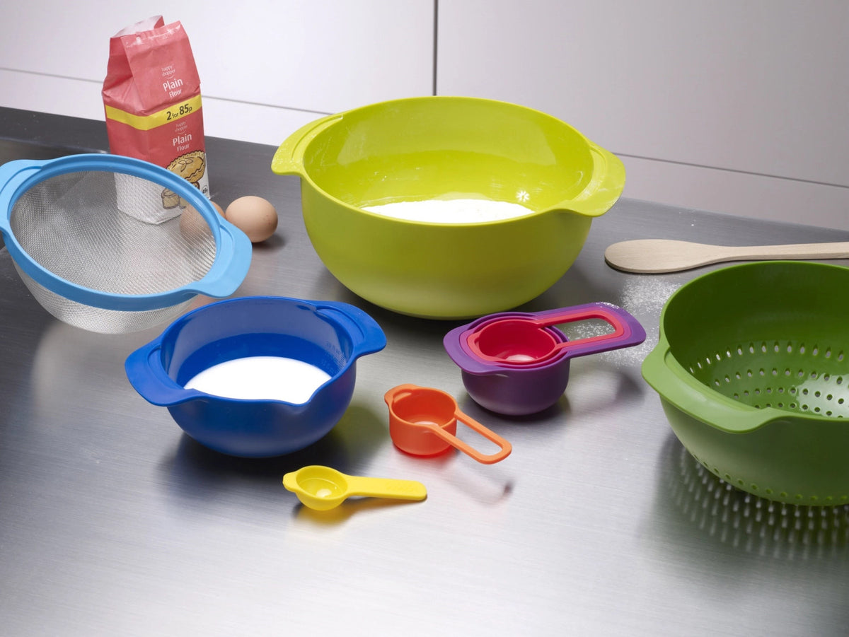 Nest 9 Plus Schüssel- Messlöffelset 9-tlg. in Mehrfarbig präsentiert im Onlineshop von KAQTU Design AG. Küchenhelfer ist von Joseph Joseph