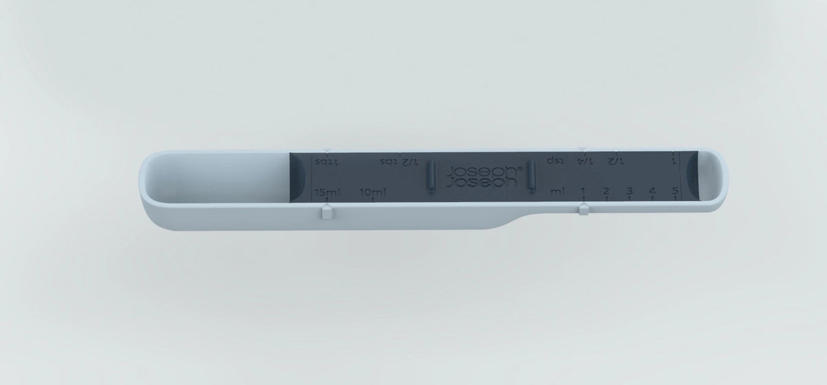 Measure-Up Verstellbarer Messlöffel – Blau in Blau präsentiert im Onlineshop von KAQTU Design AG. Küchenhelfer ist von Joseph Joseph
