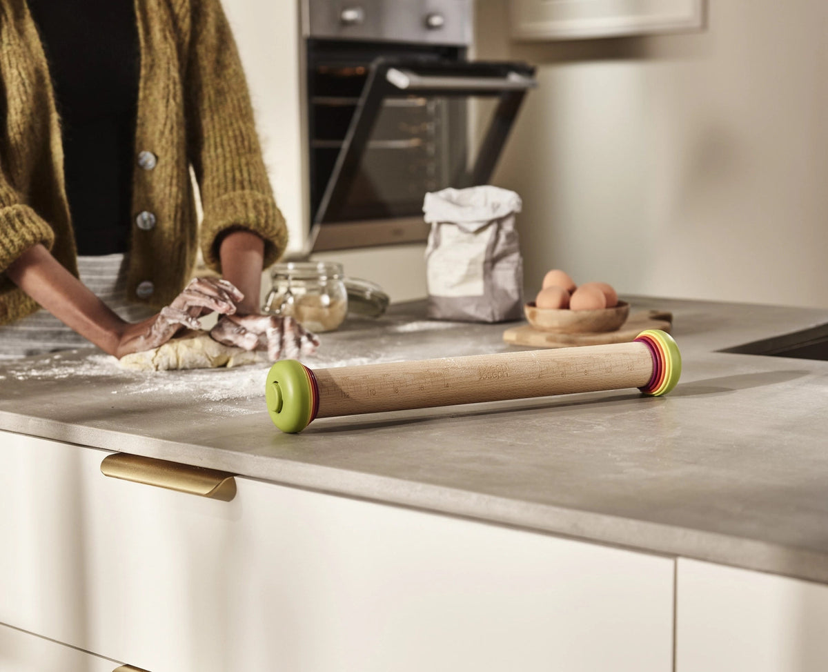 PrecisionPin verstellbares Nudel-/Wallholz L42cm, mehrfarbig in Mehrfarbig präsentiert im Onlineshop von KAQTU Design AG. Backutensilien ist von Joseph Joseph