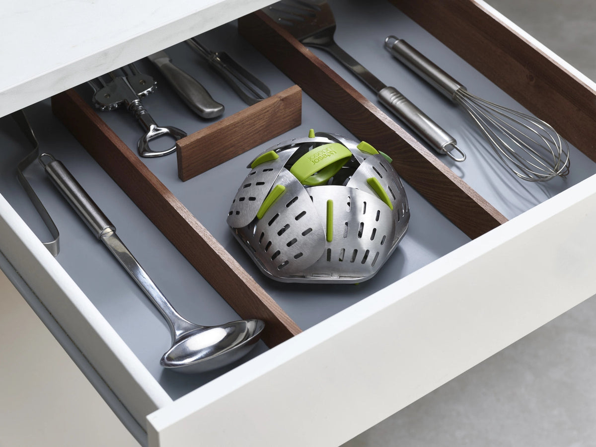 Bloom Steel Zusammenklappbarer Dampfgarein. Edelstahl - Grün in Grün präsentiert im Onlineshop von KAQTU Design AG.  ist von Joseph Joseph