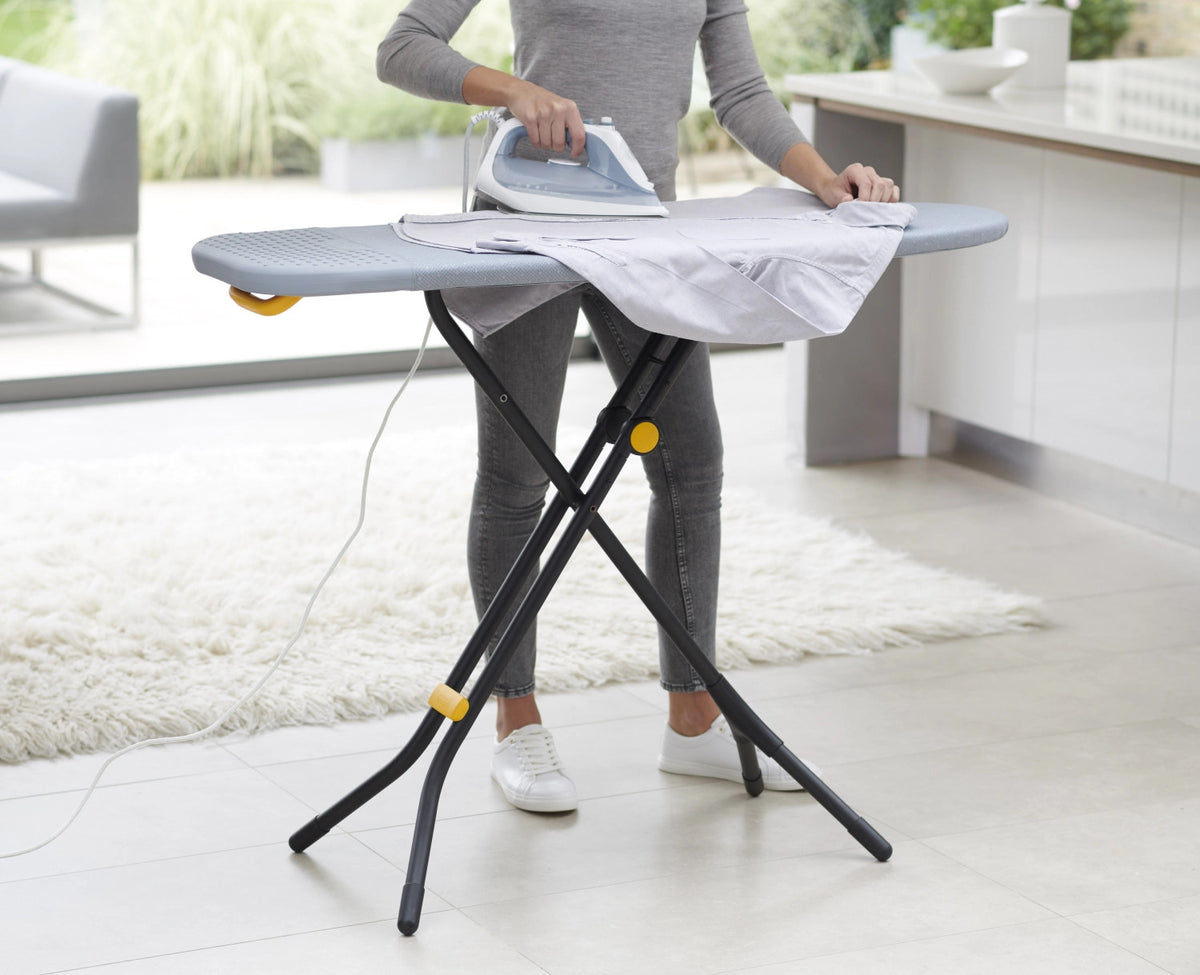 Glide Easy-Store Bügelbrett 136x39x8.5cm in Blau präsentiert im Onlineshop von KAQTU Design AG. Kleiderbügler ist von Joseph Joseph