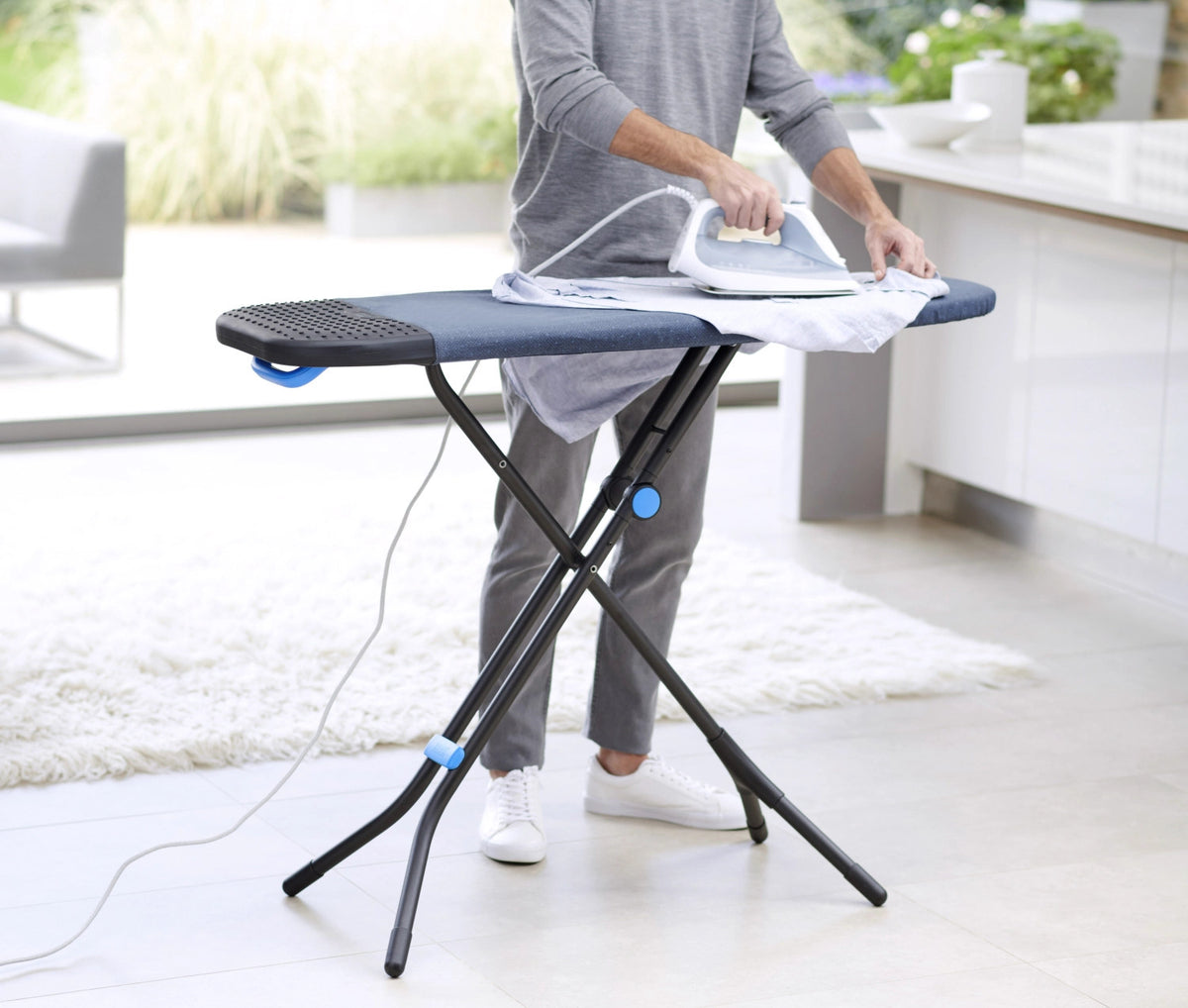 Glide Plus Easy-Store Bügelbrett in Blau präsentiert im Onlineshop von KAQTU Design AG. Kleiderbügler ist von Joseph Joseph