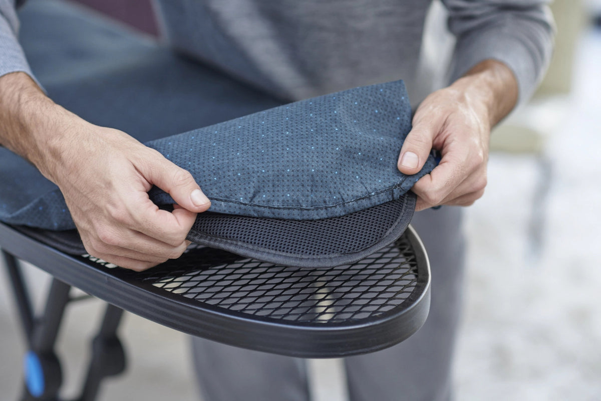 Glide Plus Easy-Store Bügelbrettbezug in Blau präsentiert im Onlineshop von KAQTU Design AG. Kleiderbügler ist von Joseph Joseph