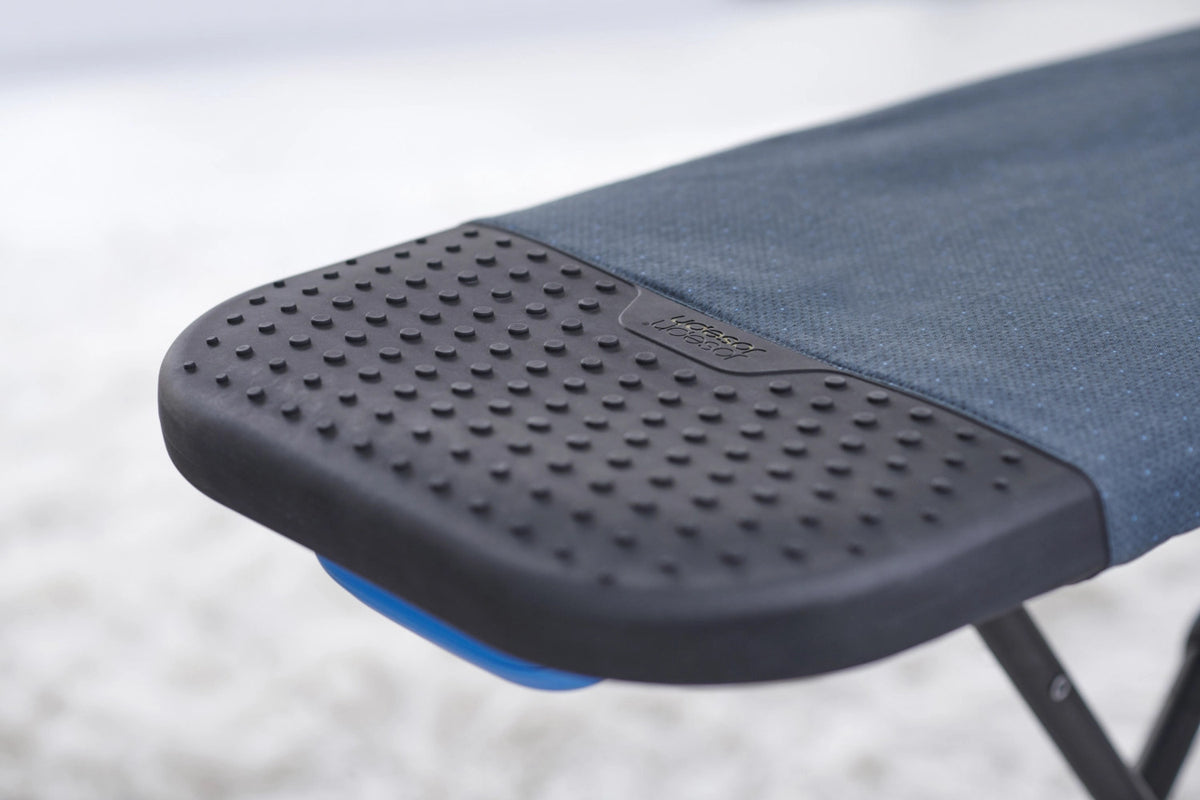 Glide Plus Easy-Store Bügelbrettbezug in Blau präsentiert im Onlineshop von KAQTU Design AG. Kleiderbügler ist von Joseph Joseph