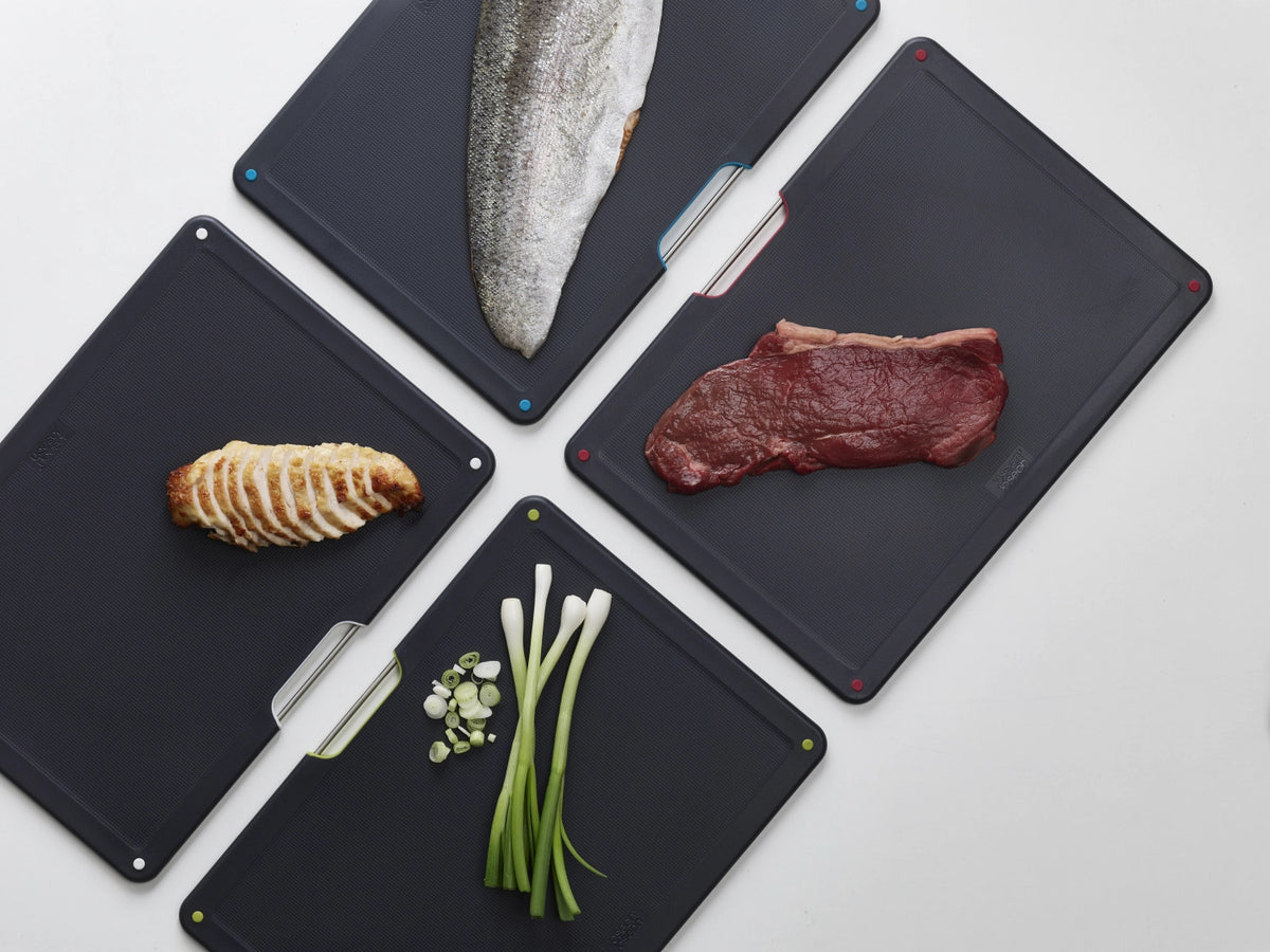 Folio Steel 4-teiliges Schneidebrett-Set - Edelstahl in Silber präsentiert im Onlineshop von KAQTU Design AG. Schneidbrett ist von Joseph Joseph