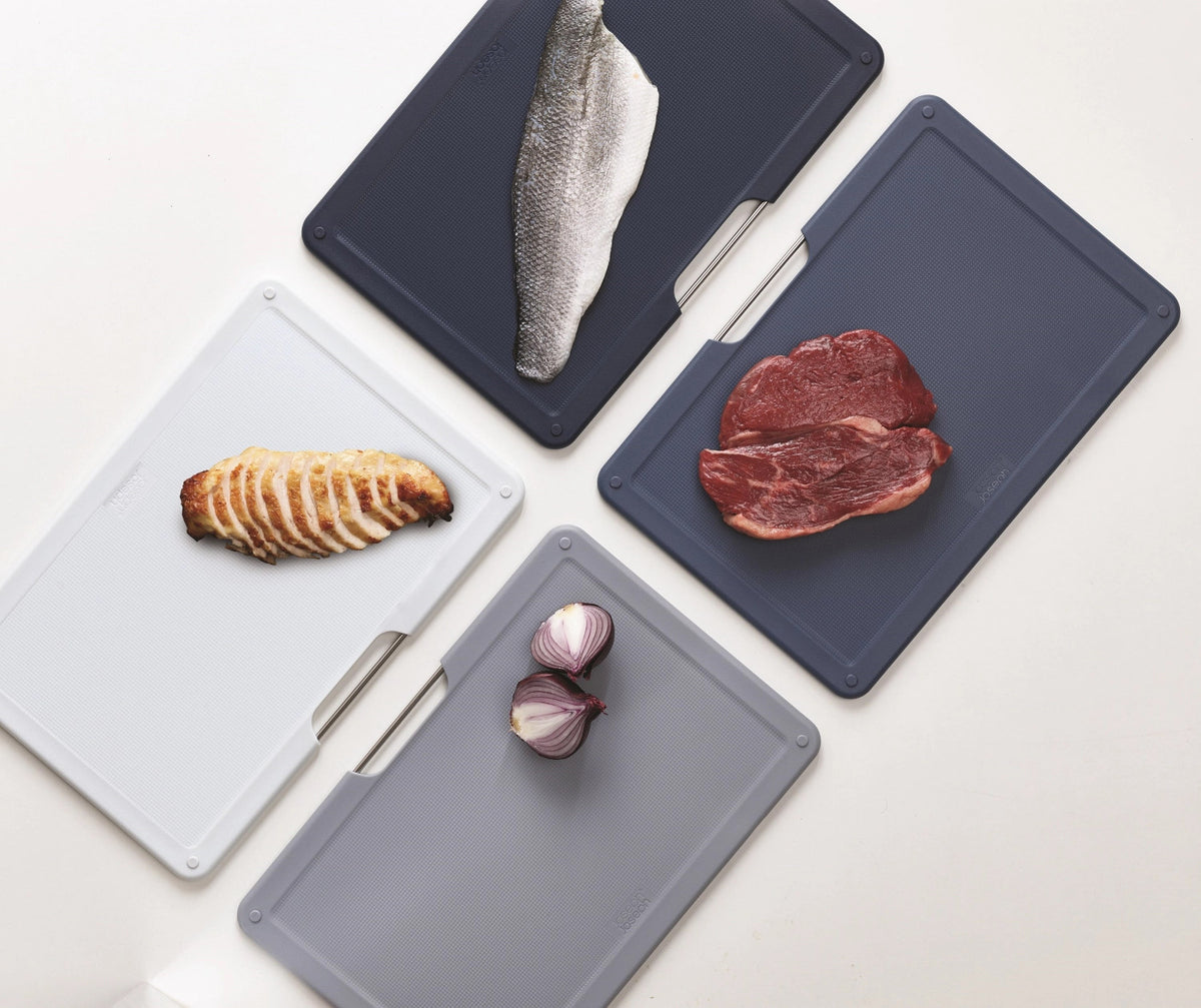 Folio Graphit  4-teiliges Schneidebrett-Set regulär in Mehrfarbig präsentiert im Onlineshop von KAQTU Design AG. Schneidbrett ist von Joseph Joseph